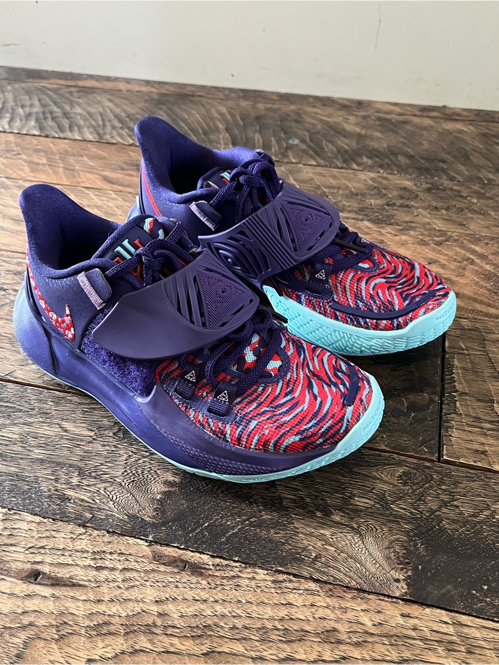 Like New! Nike Youth Kyrie Low 3 Orchid Basketball Shoes Sneakers